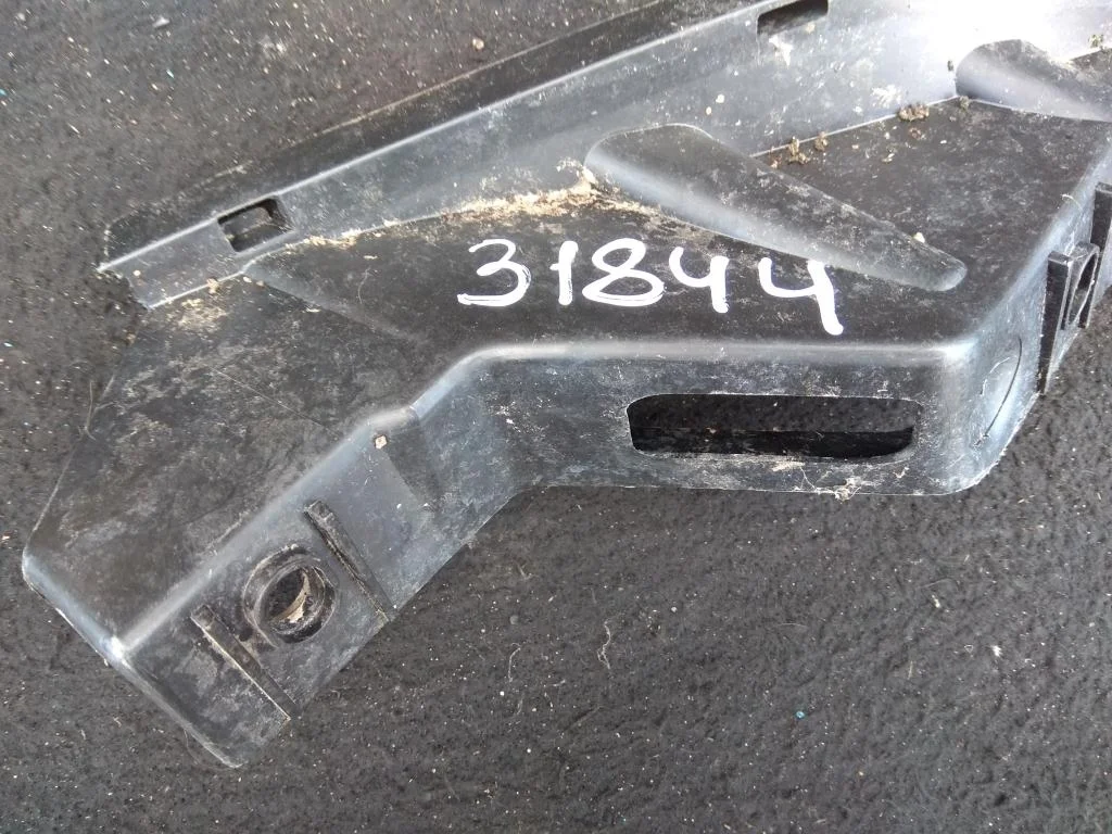 Направляющая переднего бампера правая 3C0807890