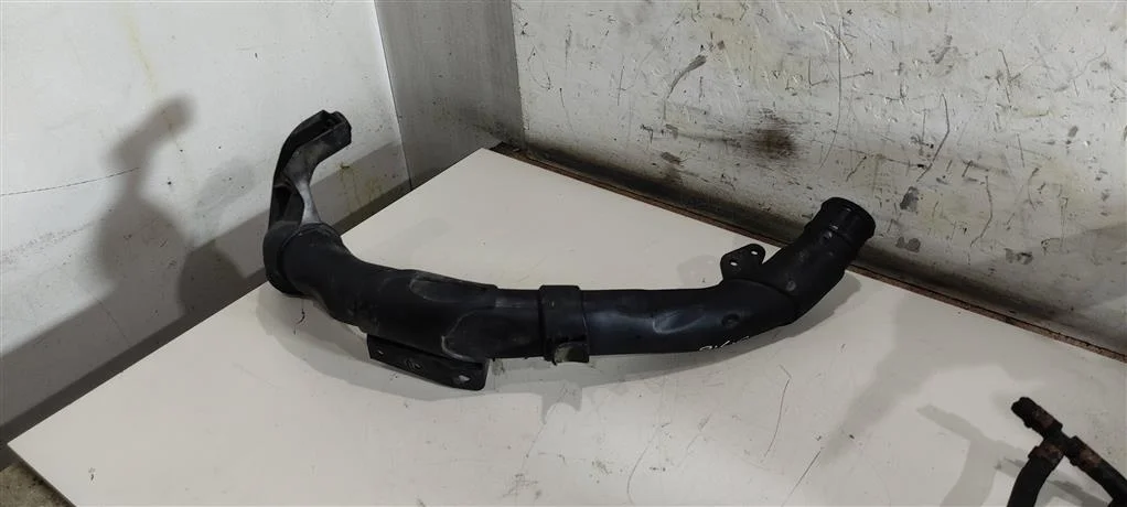 Патрубок интеркулера 1K0145840AA  1.6 TDI Volkswa