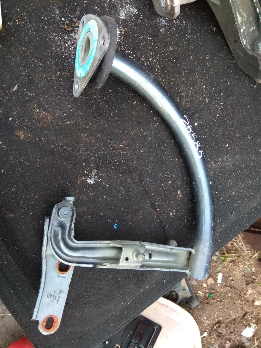 Петля крышки багажника правая 3C5827302B  2.0 Тур