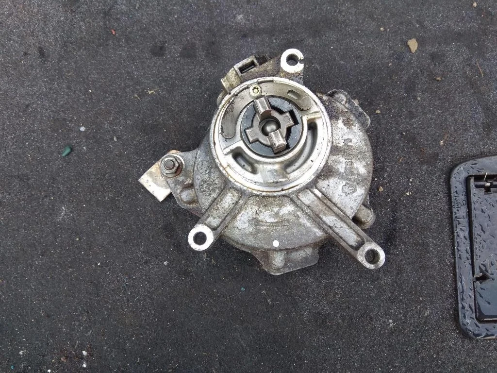 Насос вакуумный 06D145100E  2.0 Турбо бензин Volk