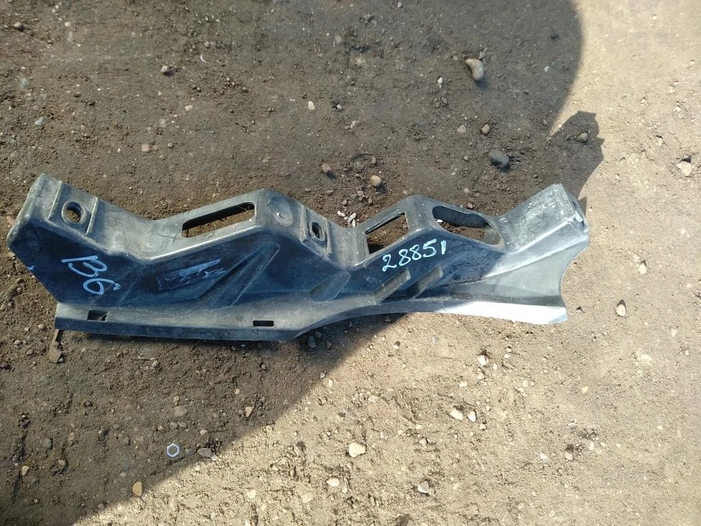 Кронштейн переднего бампера левый 3C0807889  2.0