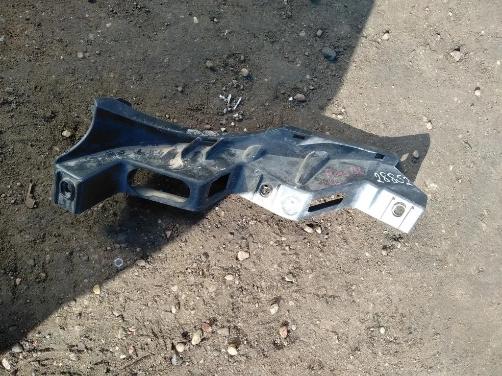Кронштейн переднего бампера левый 3C0807889  2.0
