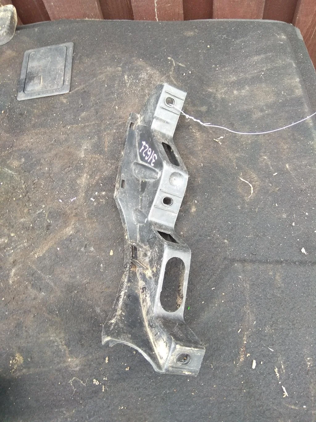 Кронштейн переднего бампера левый 3C0807889A  2.0