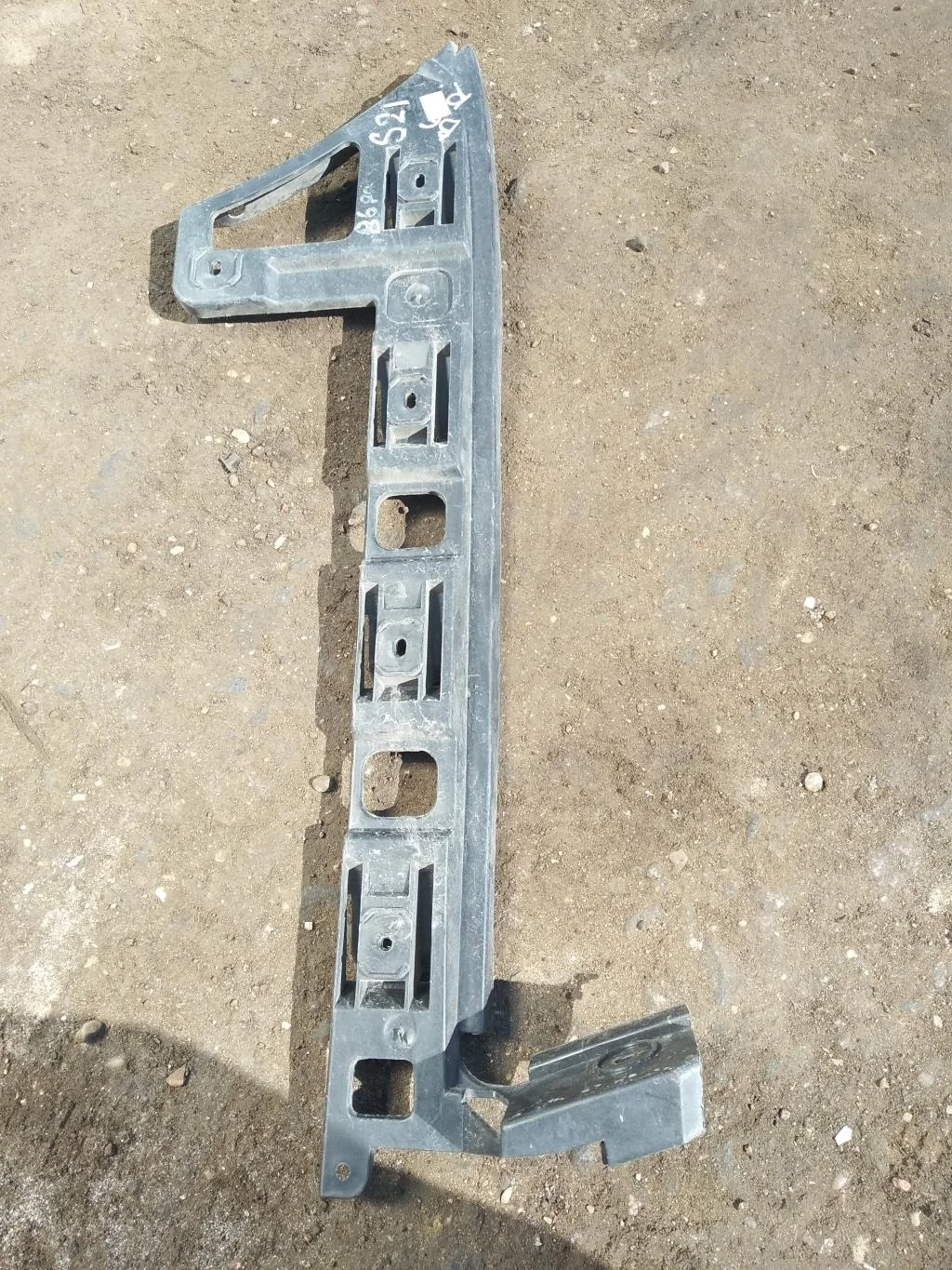 Направляющая заднего бампера правая 3C5807394  2.