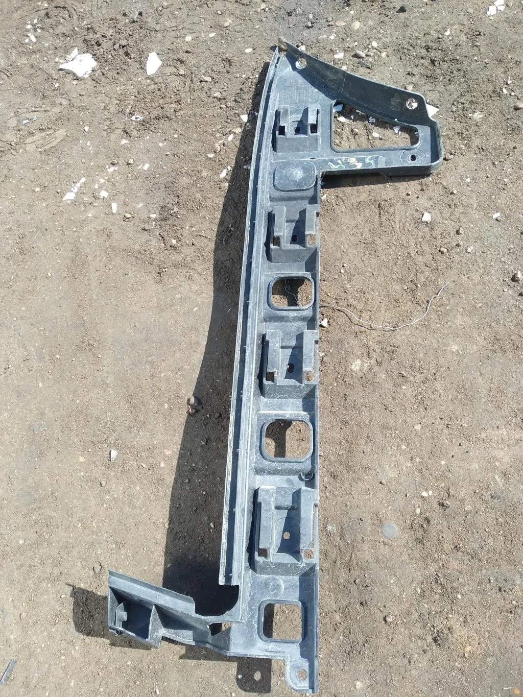 Направляющая заднего бампера правая 3C5807394  2.