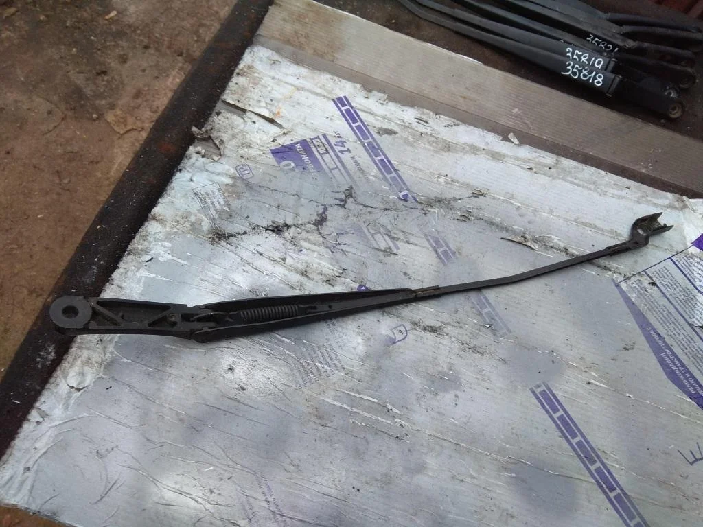 Поводок стеклоочистителя передний правый 3C195541