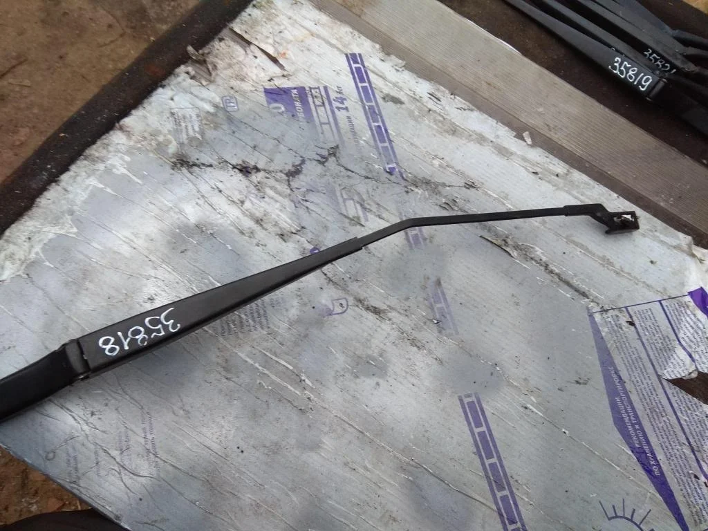 Поводок стеклоочистителя передний правый 3C195541