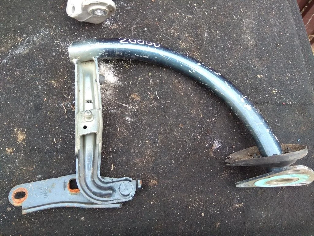 Петля крышки багажника левая 3C5827301B  2.0 Турб