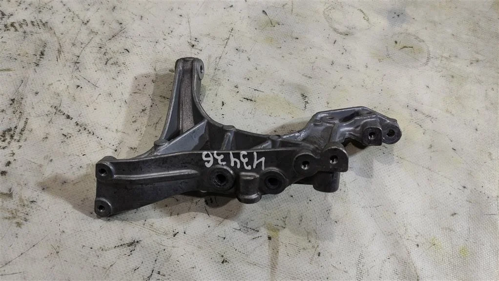 Кронштейн A2711410840  1.8 Турбо бензин Mercedes