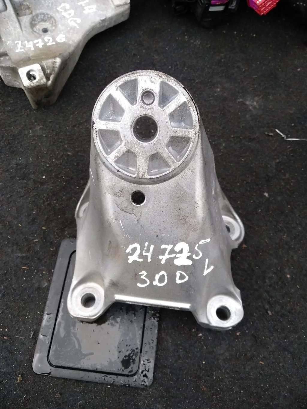 Кронштейн 7L8199307K  3.0 TDI Volkswagen