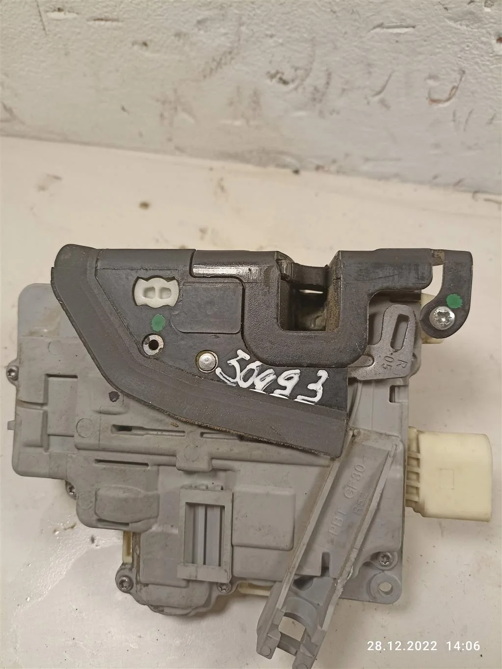 Замок двери передней правой 8J1837016A    Volkswa