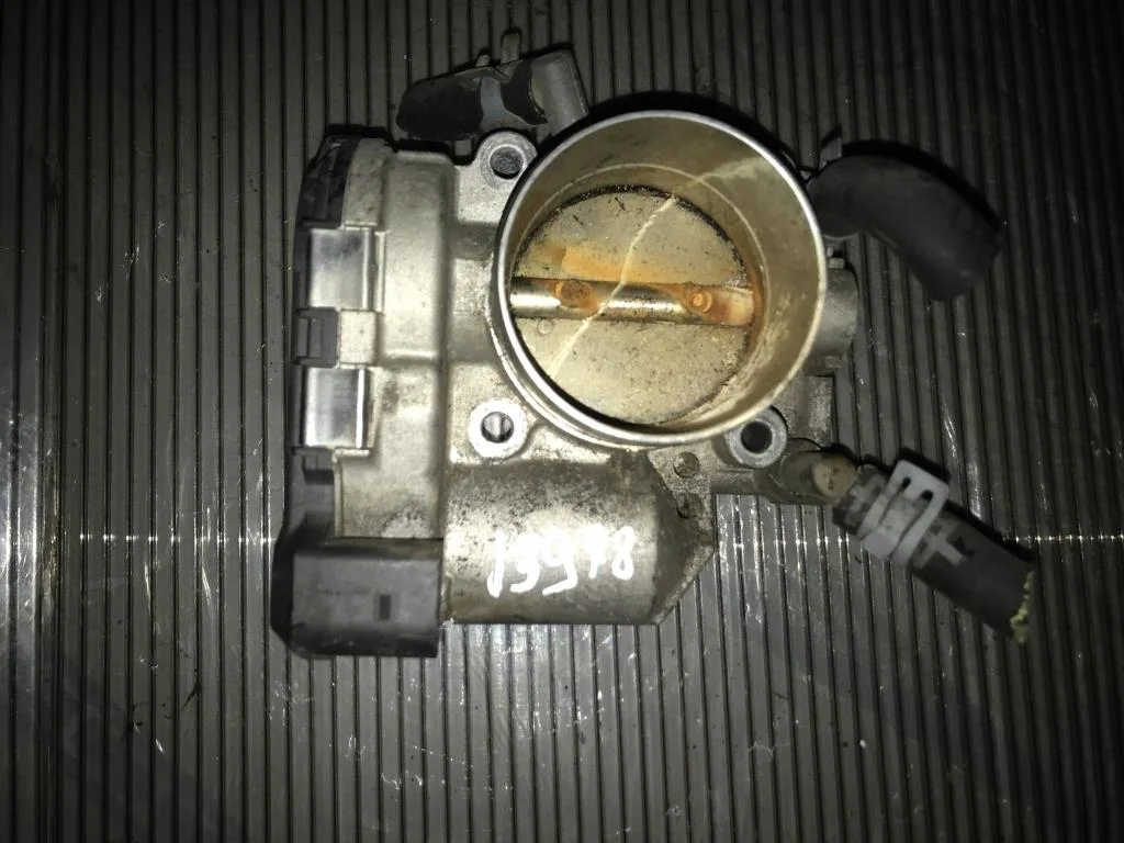 Заслонка дроссельная 06A133062Q  2.0 Бензин Skoda