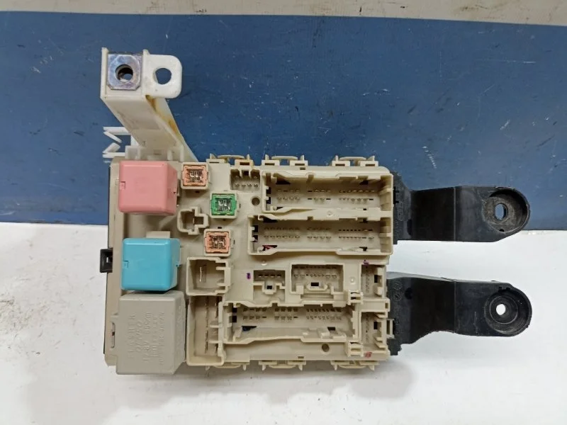 Блок предохранителей салонный Toyota Corolla 2012 8273012390 E150 1.6 1ZR