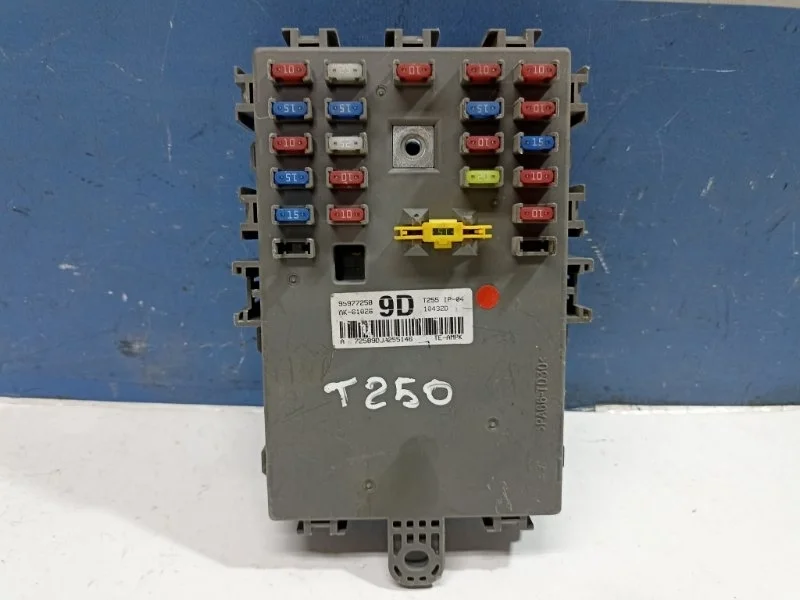 Блок предохранителей салонный Chevrolet Aveo 1 95977258 T250
