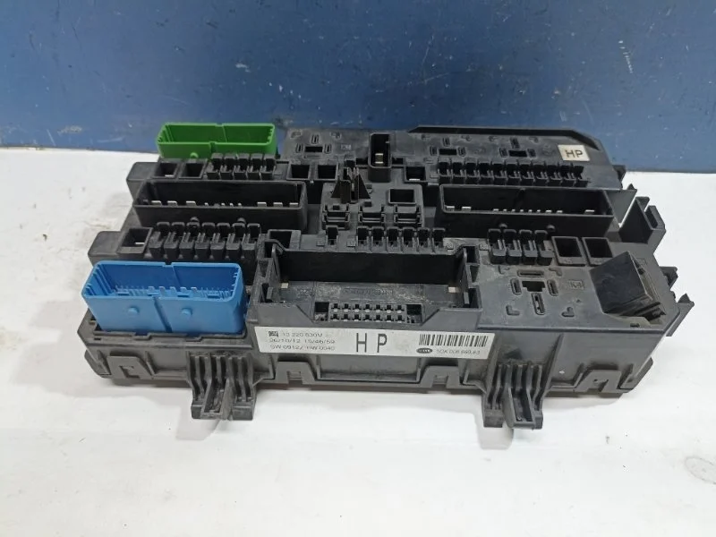 Блок предохранителей салонный Opel Zafira B 2005 - 2012 13220830