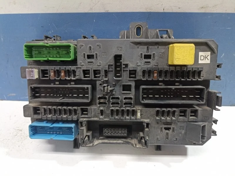 Блок предохранителей салонный Opel Astra H 2004-2014 13180774