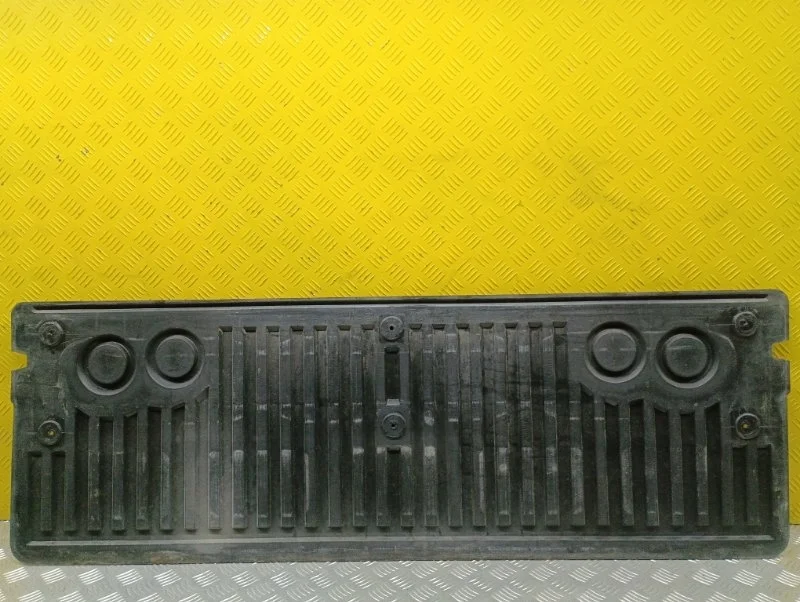 Обшивка крышки багажника Toyota Hilux (2005-2015) 2015 657000K190 ПИКАП 2.5 D 2KDFTV