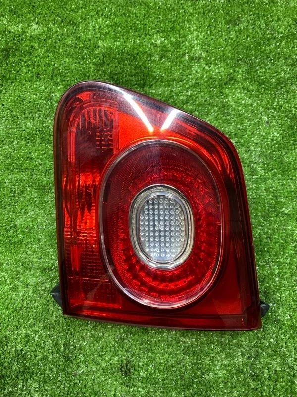 Фонарь в крышку багажника правый volkswagen Tiguan 2009 5N0945094C 5N1 CAWA