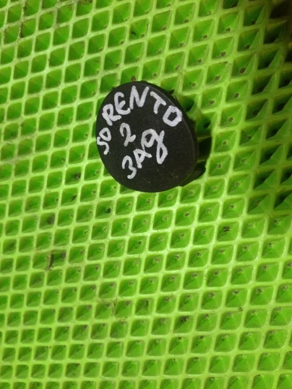 Заглушка буксировочного крюка Kia Sorento 2 2013 866672P500 УНИВЕРСАЛ G4KE