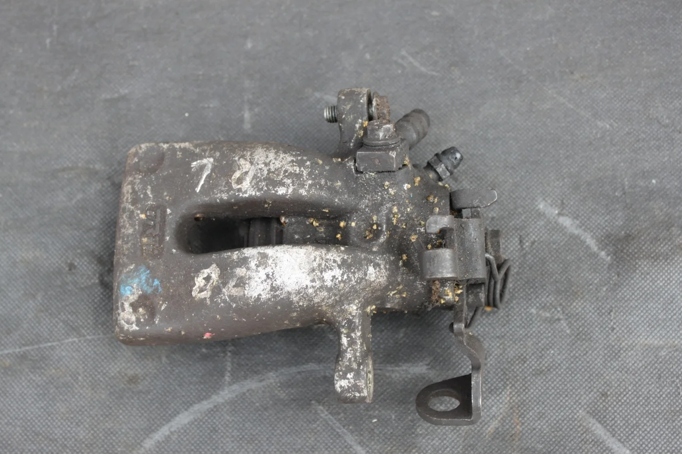 Суппорт тормозной задний левый Опель Зафира Б