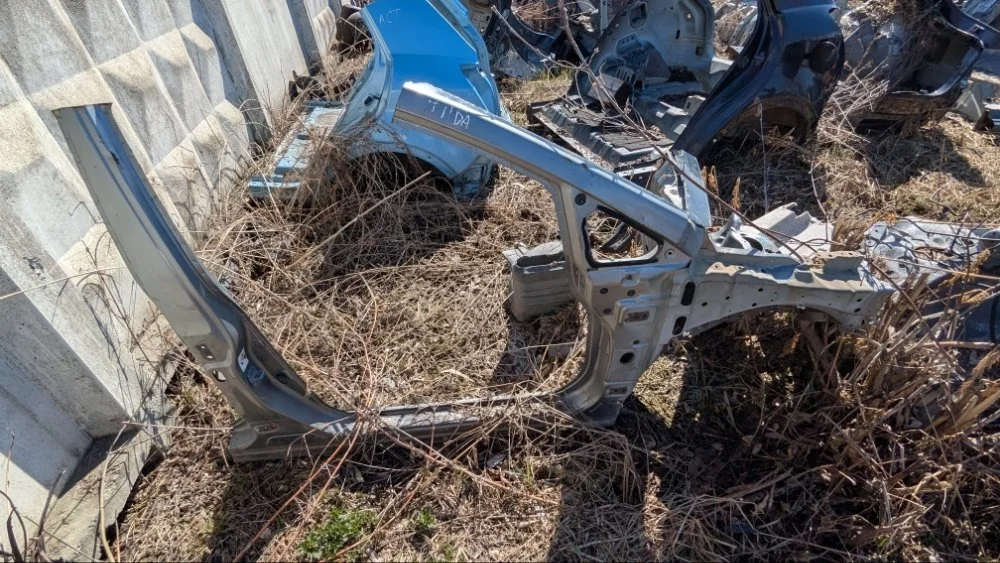 Четверть кузова Nissan TIIDA 64180EL030 E11, передний правый