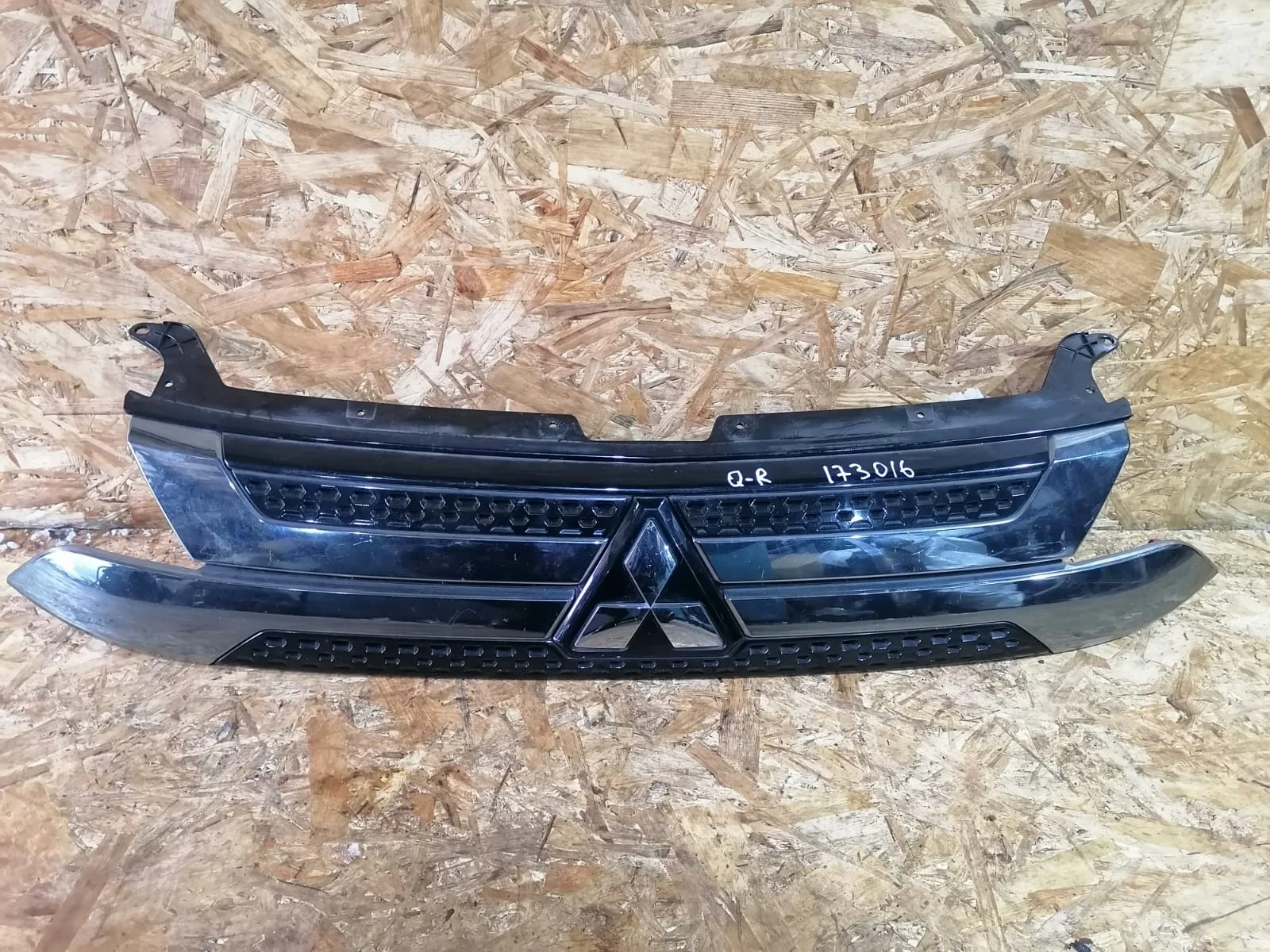 Решетка радиатора MITSUBISHI OUTLANDER GF 2012- б/у OUTLANDER GF(2012-2021)