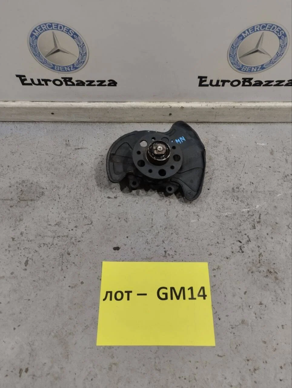 Передний поворотный кулак правый Mercedes W209