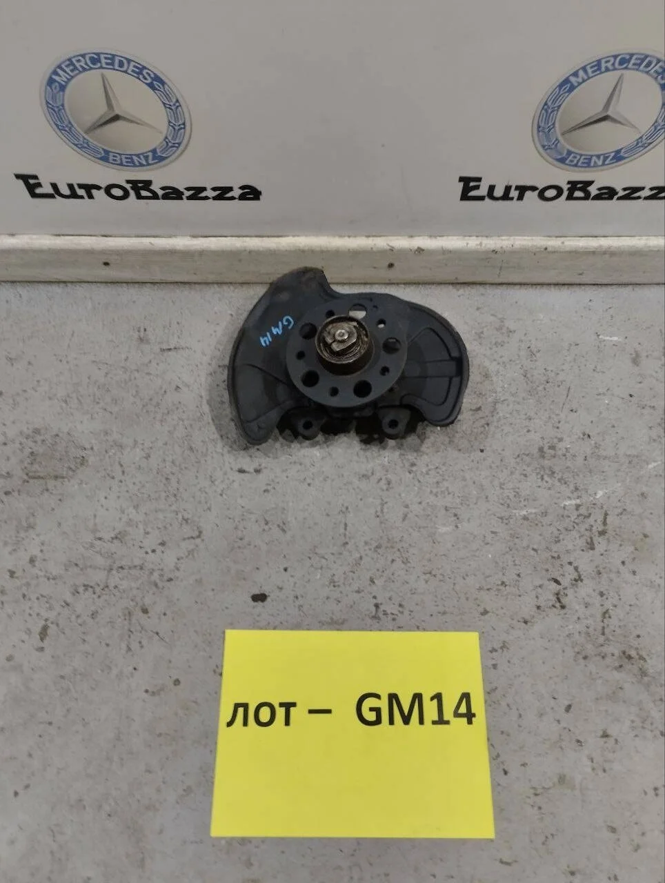 Передний поворотный кулак левый Mercedes W209