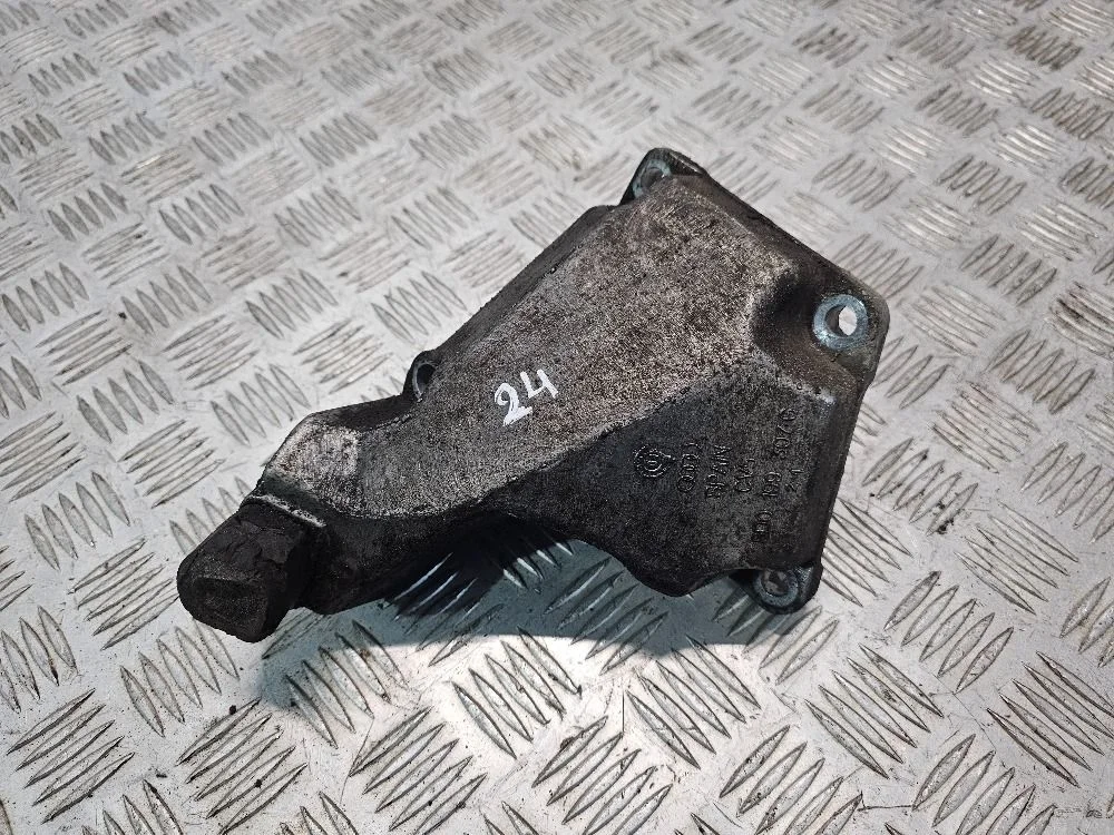 Кронштейн двигателя левый Audi A6 C5