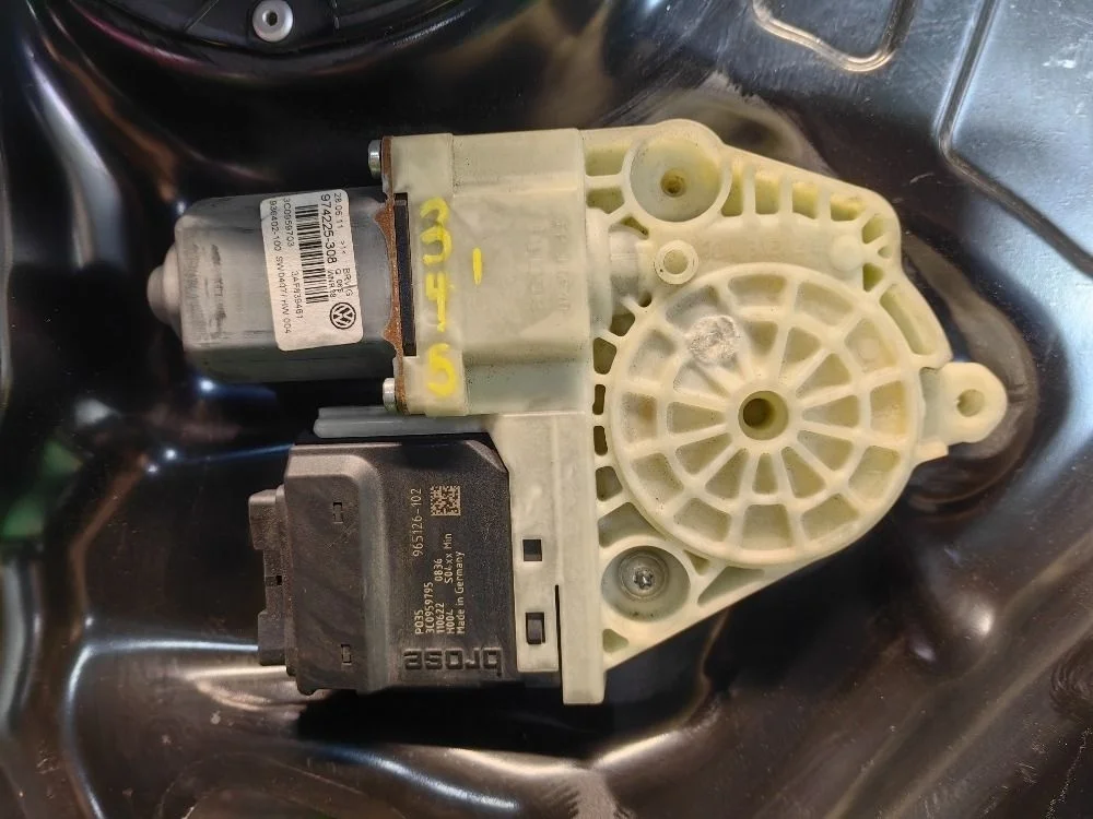 Моторчик стеклоподъемника левый зад. VW Passat B7