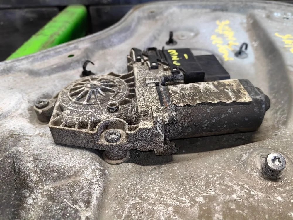 Моторчик стеклоподъемника задний левый Octavia II