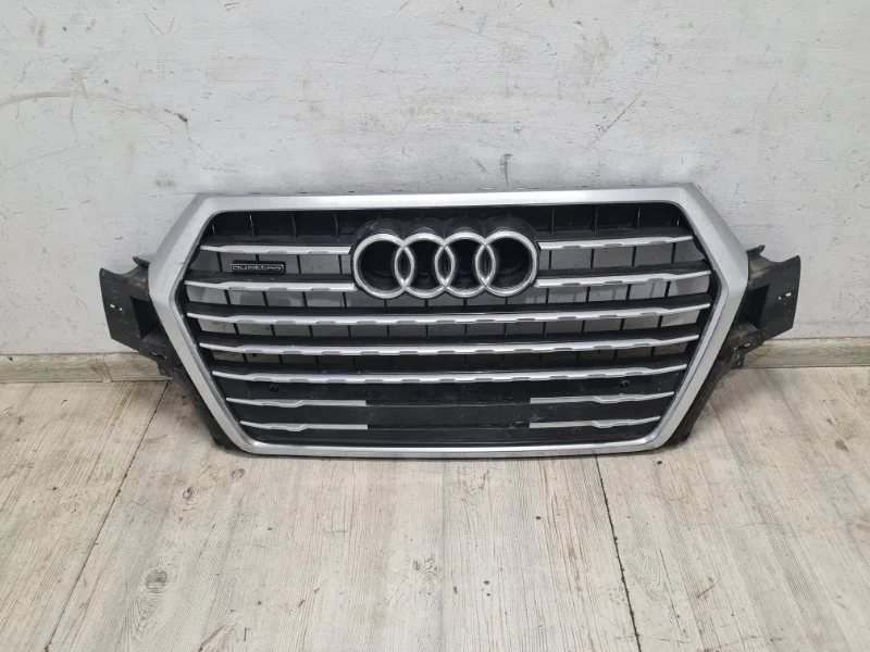 Решетка радиатора со значком Audi Q7 2015-2020 4M