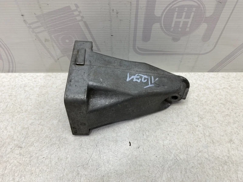 Кронштейн двигателя правый Mercedes-benz C207