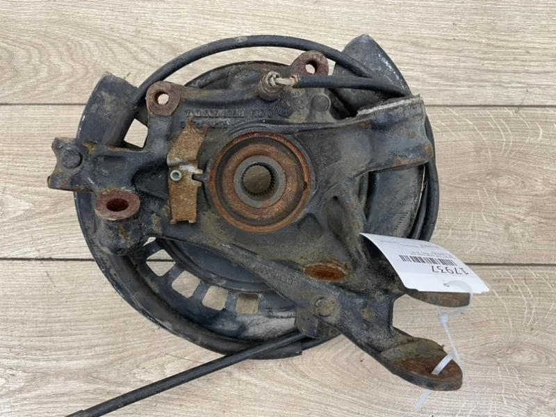 Кулак поворотный со ступицей VW Touareg 2003-2010 7L