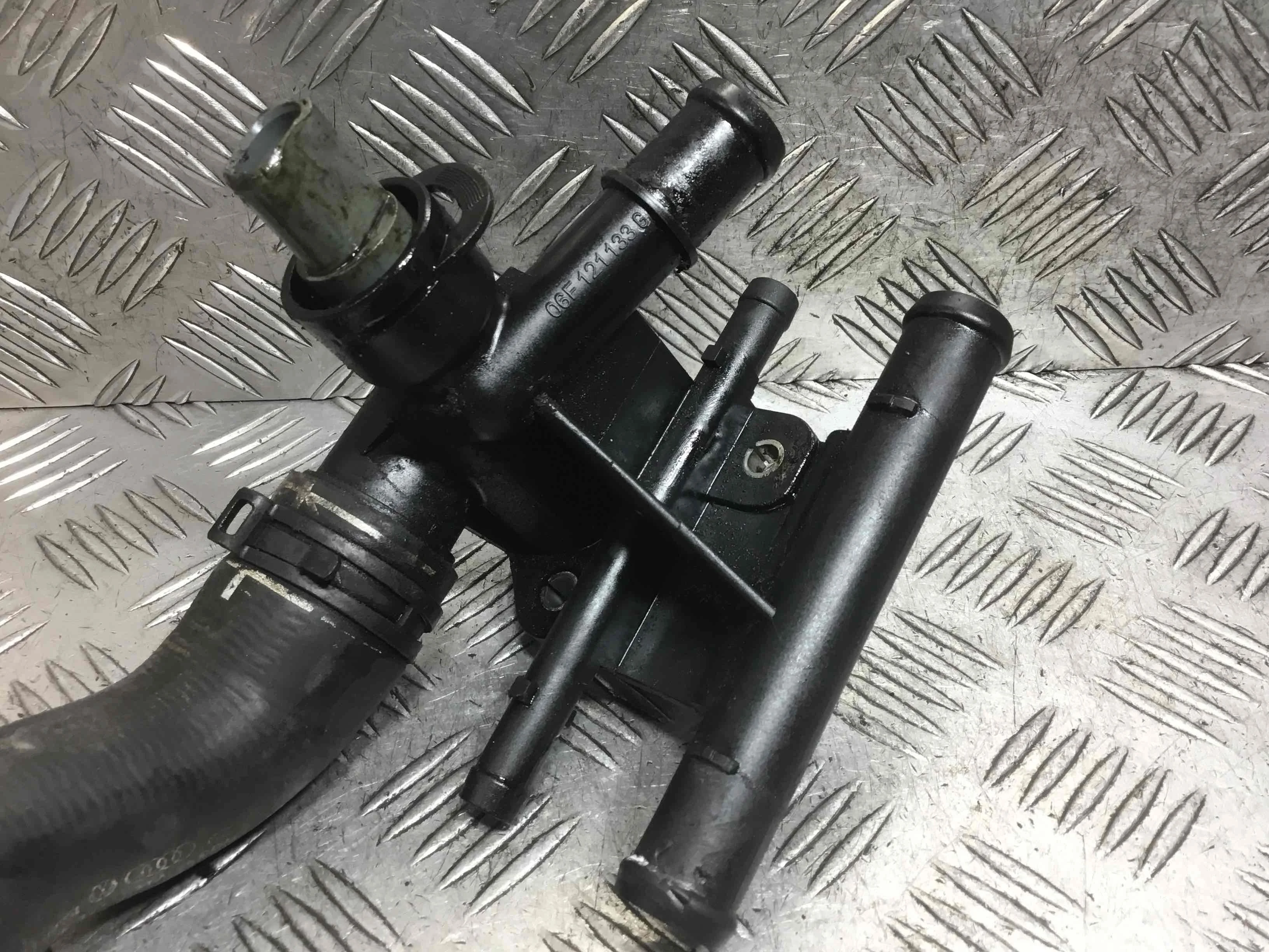 Фланец (тройник) системы охлаждения Audi A4 B8/8K (2007-2011) бензин 2.0 TFSI Механика Х/б