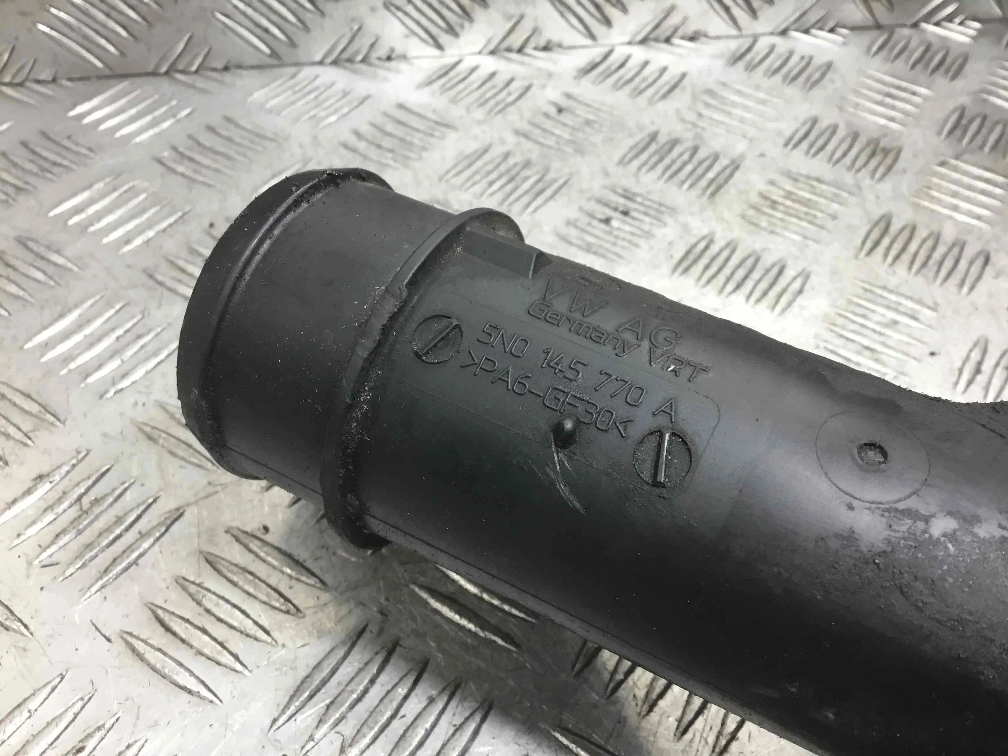 Патрубок интеркулера Volkswagen Golf 5 поколение (2004-2009) дизель 2.0 TDI DSG Х/б