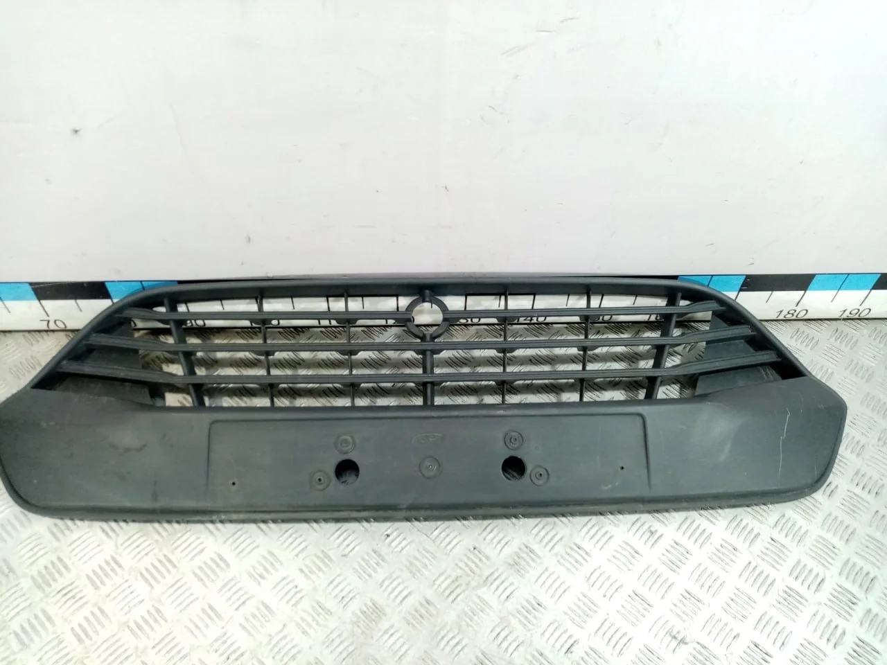 [Б/У] Решетка в бампер центральная Transit - (Состояние: трещины на нескольких креплениях) [Незначительные дефекты] [Код: 00598746 ]