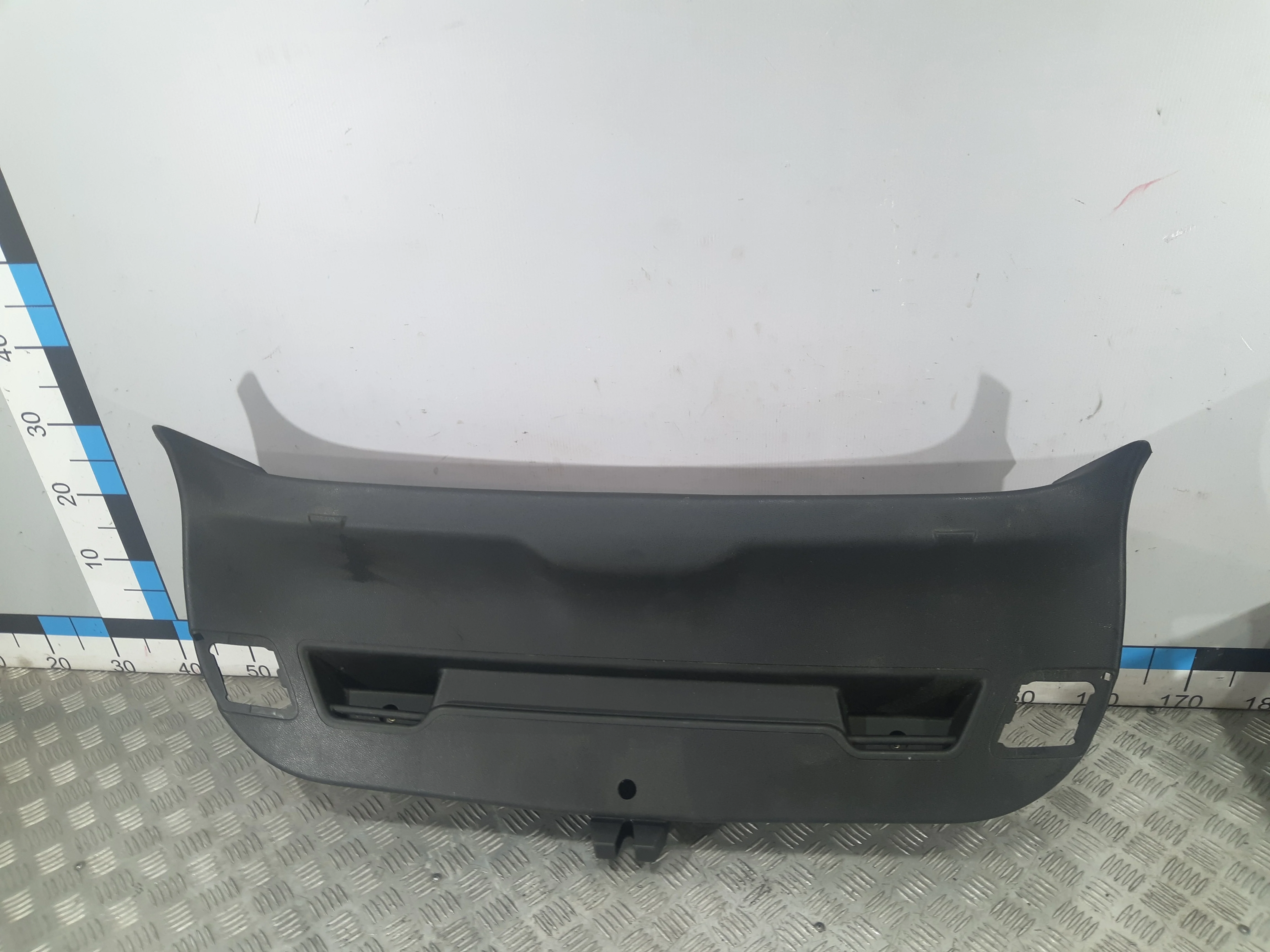 [Б/У] Обшивка двери багажника нижняя [Код: 00323564 ]