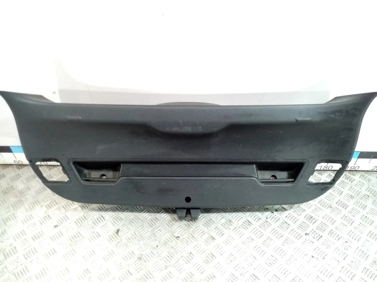 [Б/У] Обшивка двери багажника нижняя - Небольшие царапины [Незначительные дефекты] [Код: 00597756 ]