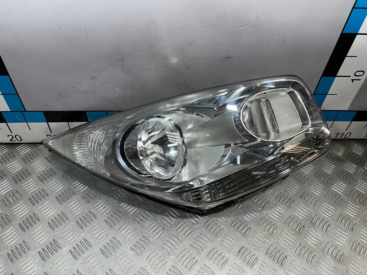 [Б/У] Фара правая галогеновая Kia Venga - паяно одно крепление [ХОРОШЕЕ] [Код: 00531776 ]