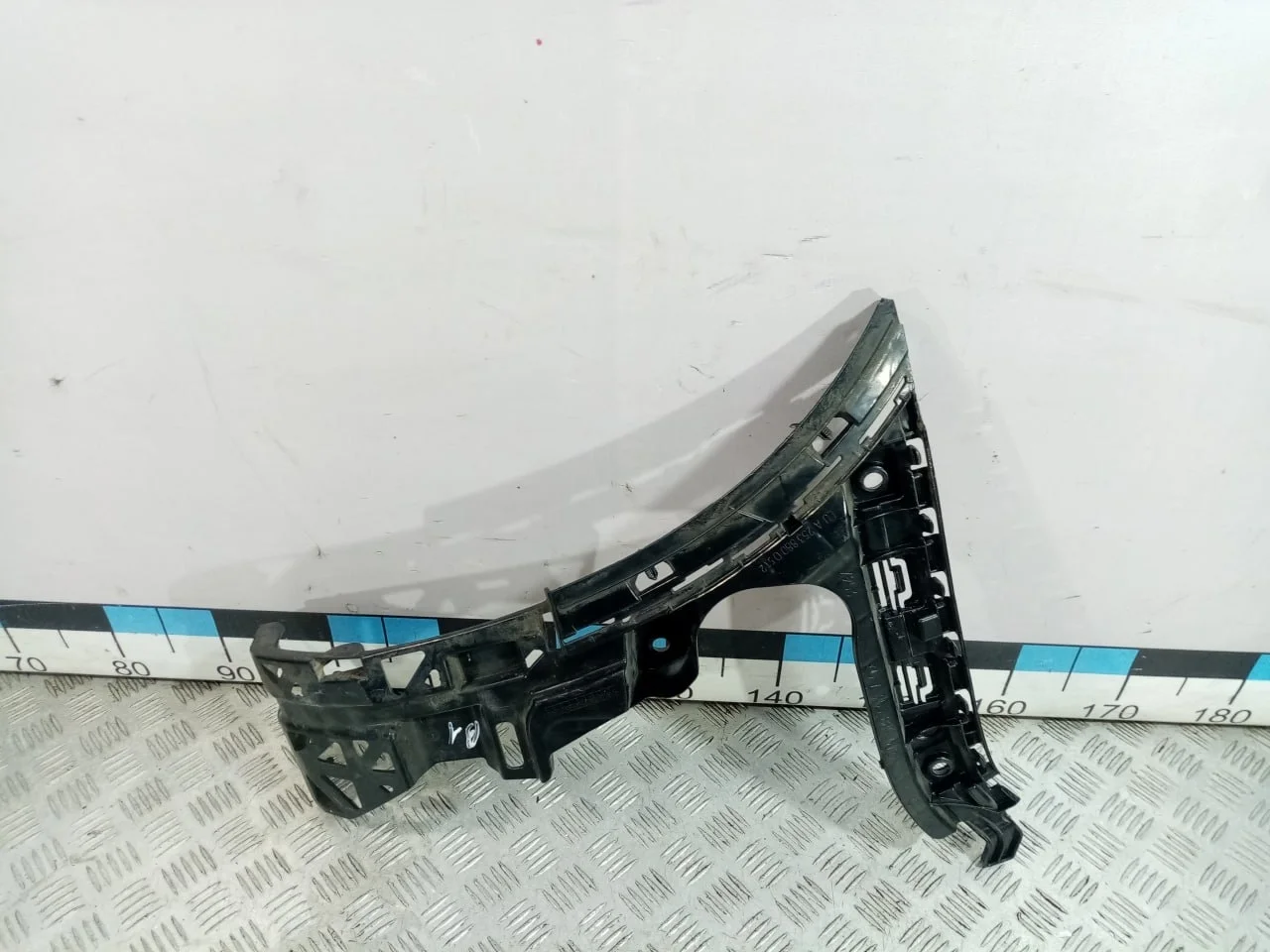 [Б/У] Направляющая заднего бампера левая - Поломано крепление [Незначительные дефекты] [Код: 00599363 ]