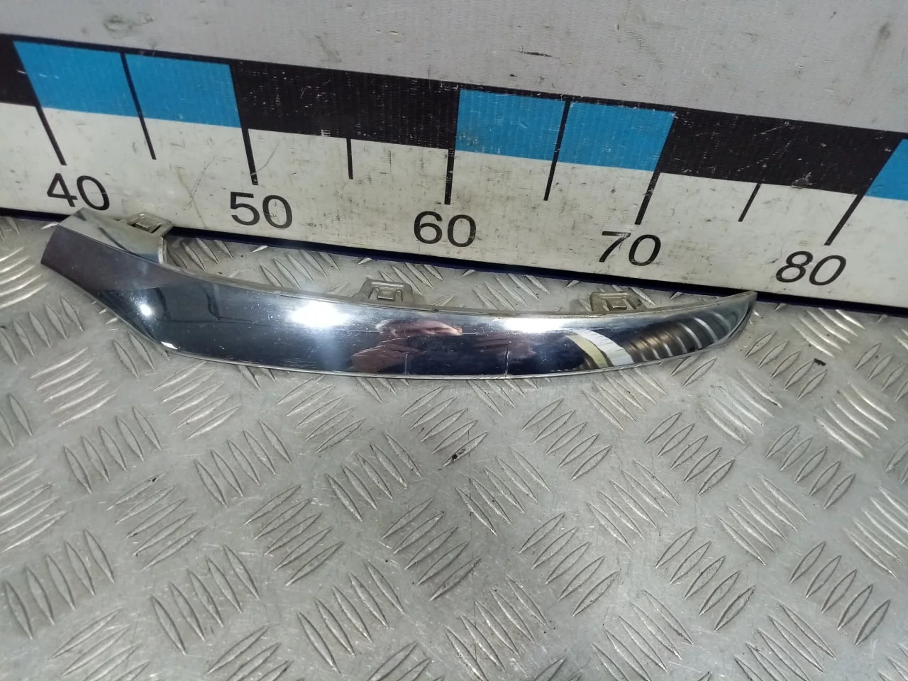 [Б/У] Хром бампера переднего левый Mercedes - Две небольшие полоски вздутия хрома [Незначительные дефекты] [Код: 00599692 ]