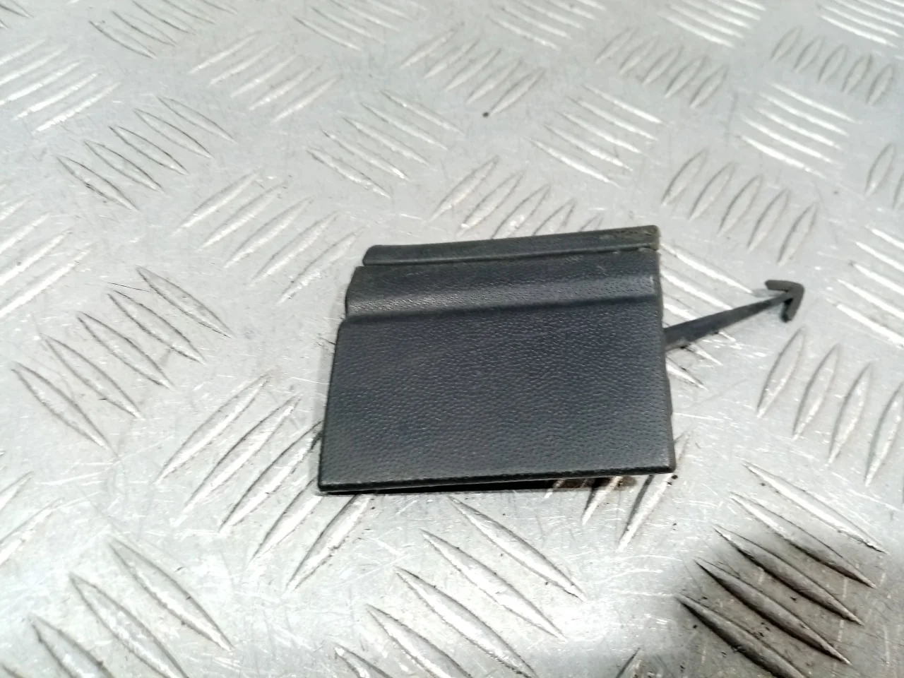 [Б/У] Заглушка буксировочного крюка передняя правая [Код: 00599007 ]