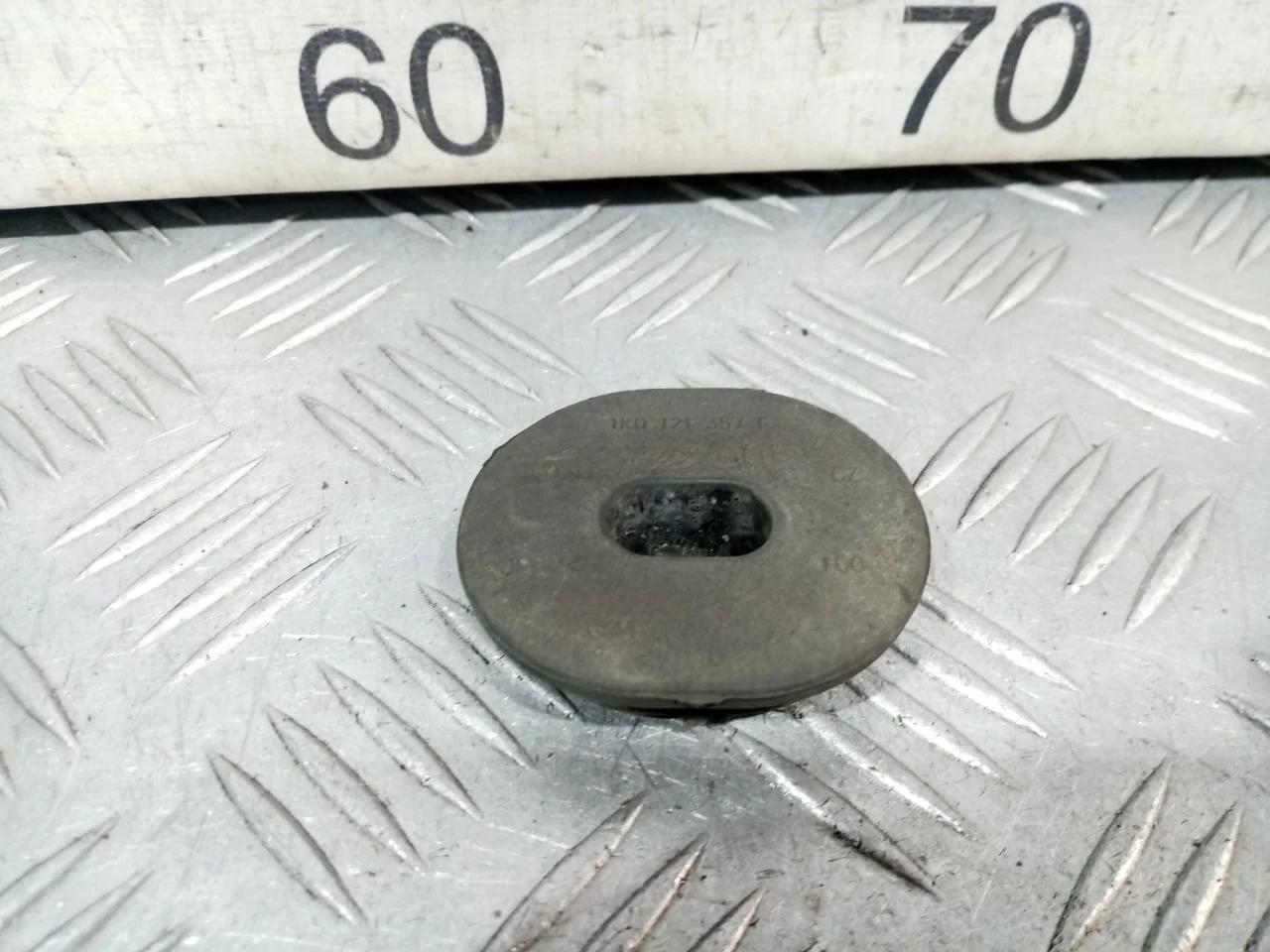 [Б/У] Кронштейн крепления радиатора нижний [Код: 00599828 ]