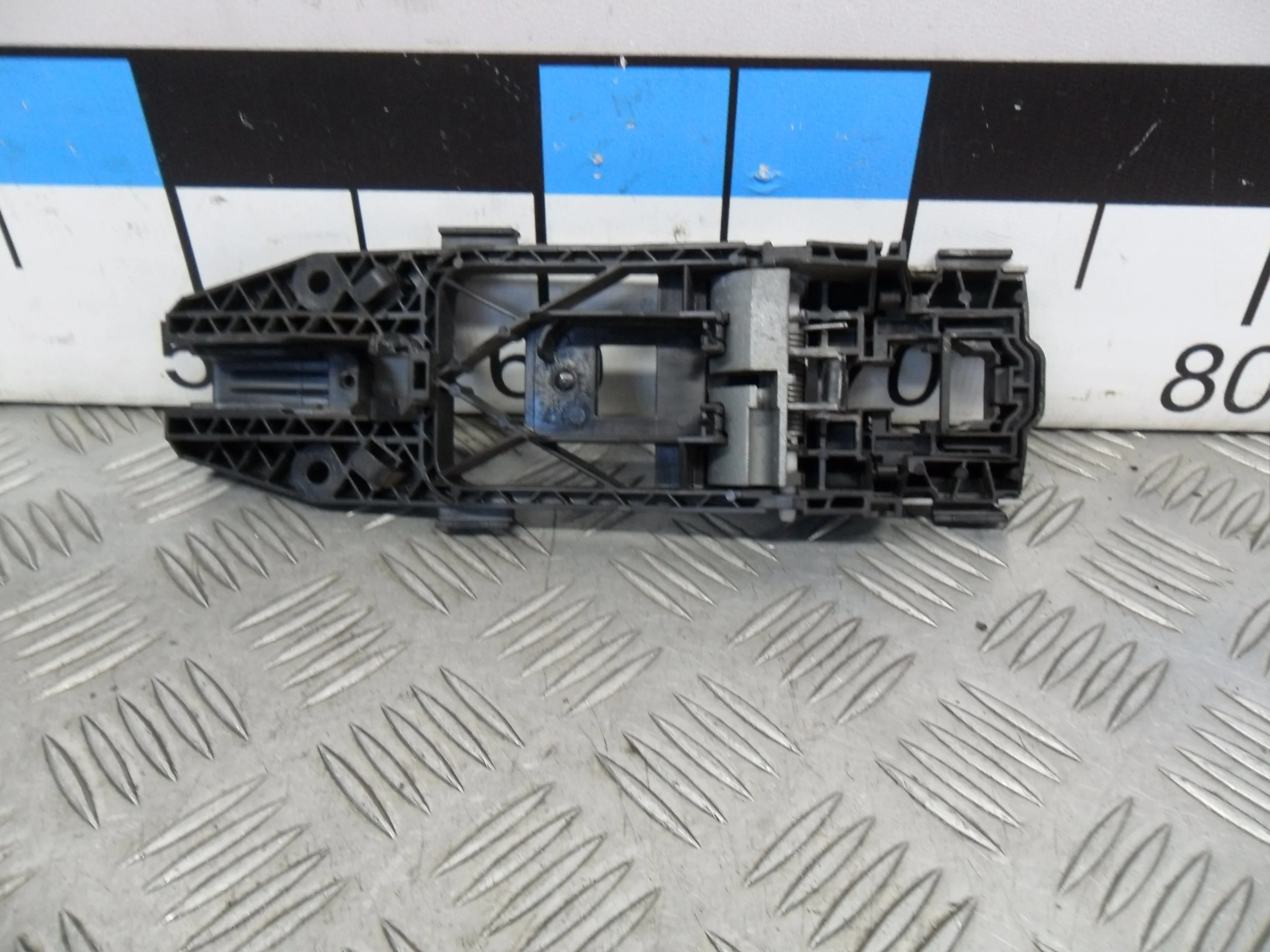 [Б/У] Кронштейн ручки передней левой двери VAG [Код: 00355432 ]