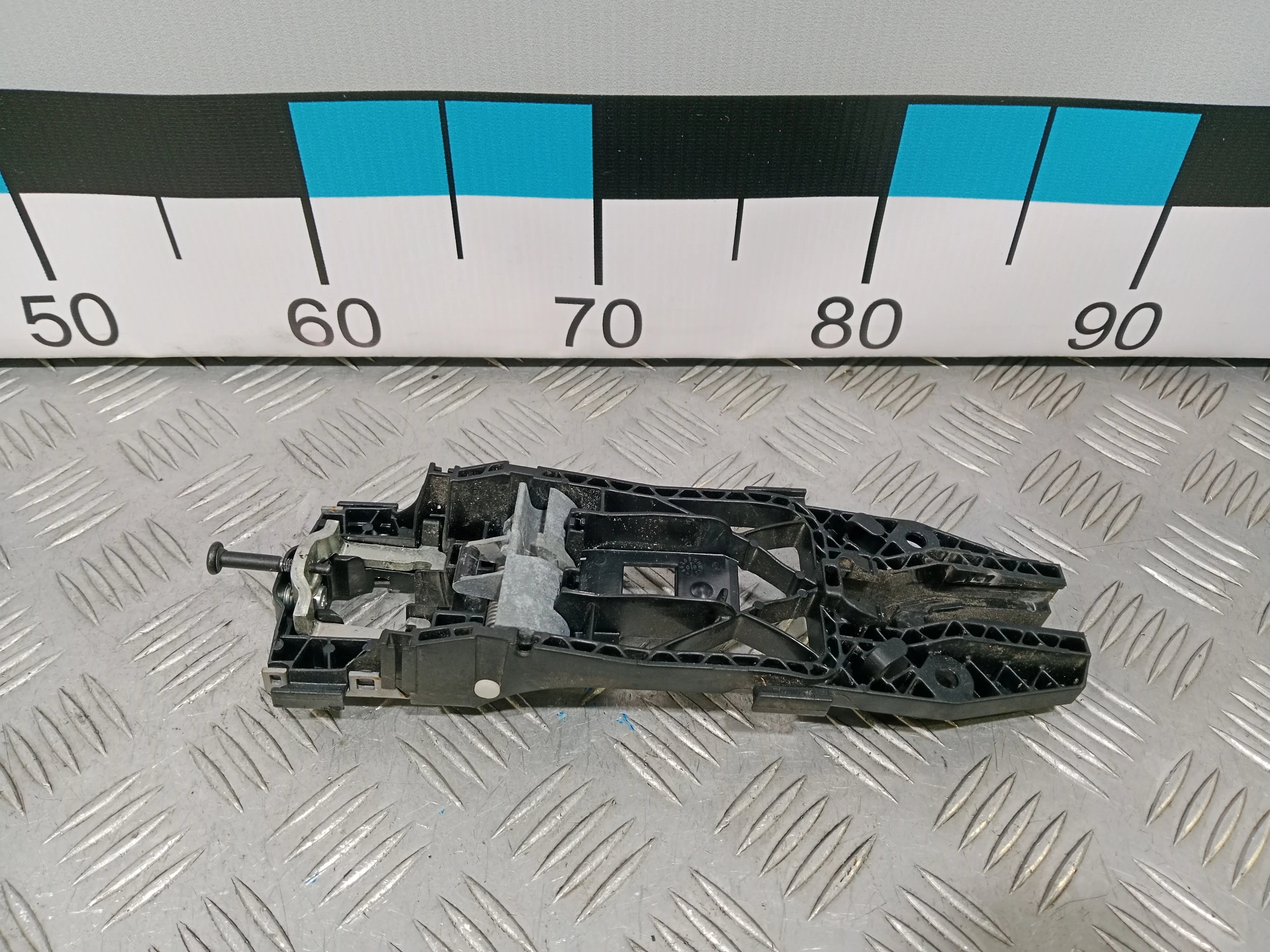 [Б/У] Кронштейн ручки передней левой двери VAG [Код: 00410911 ]