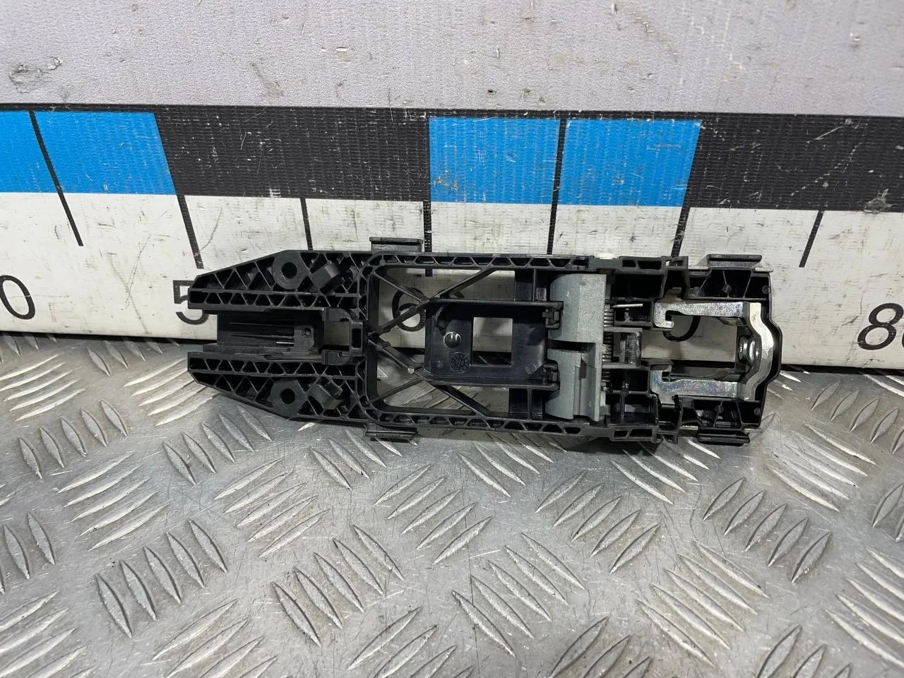 [Б/У] Кронштейн ручки передней левой двери VAG [Код: 00594574 ]