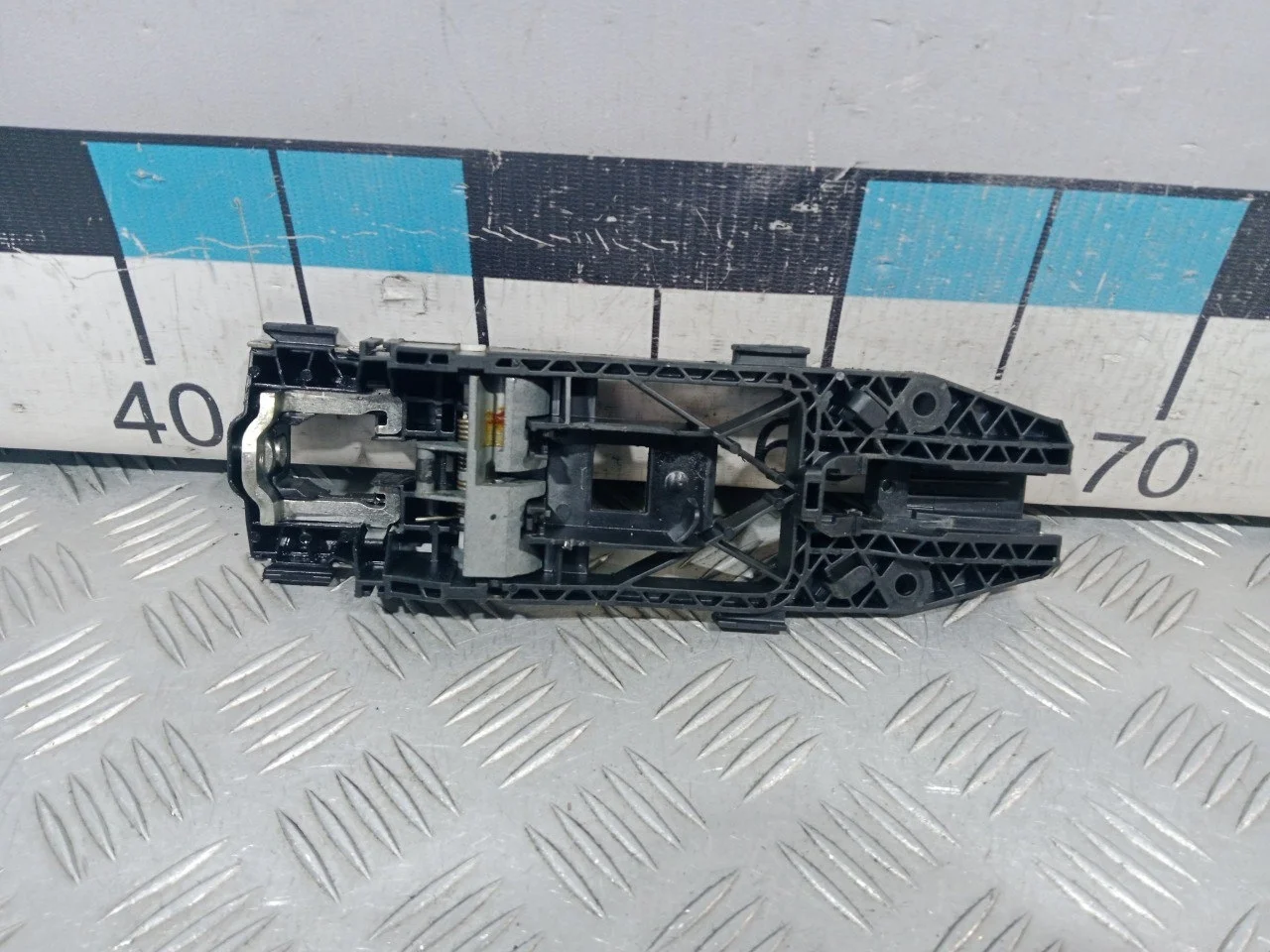 [Б/У] Кронштейн ручки передней левой двери VAG [Код: 00596420 ]