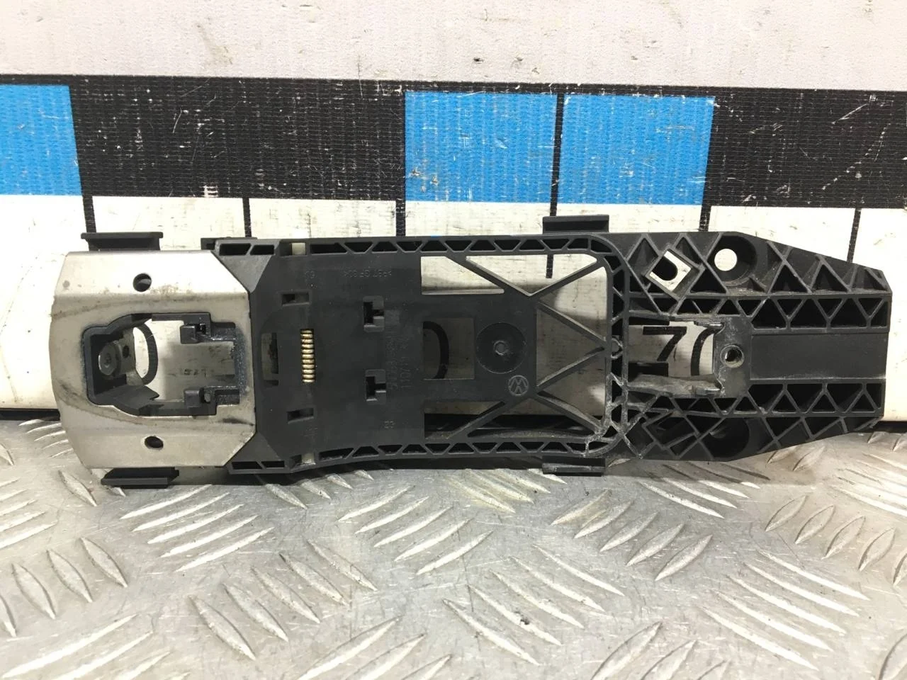 [Б/У] Кронштейн ручки передней левой двери VAG [Код: 00599732 ]