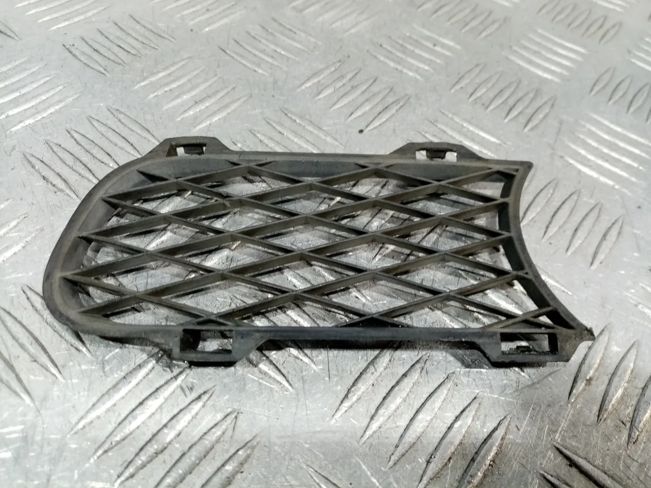 [Б/У] Решетка в бампер правая [Код: 00598994 ]